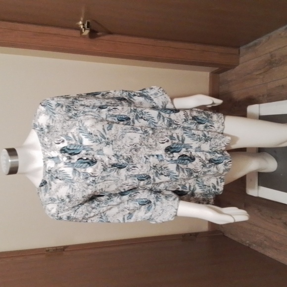 Tahari NWOT linen shirt, size 2X, white with black and aqua print design. - Picture 2 of 7